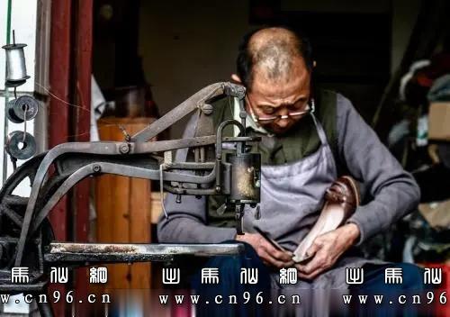 鞋匠半夜归家，坟坡上捉回一只兔子，一年后变大富豪